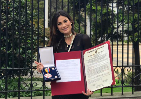 Caterina Valentino homenajeada en el Congreso de Colombia: Dedica reconocimiento a los colegas periodistas
