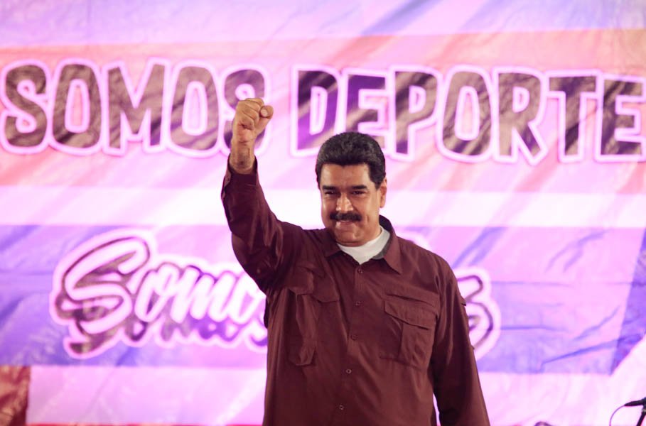 Mientras el cuerpo de un joven se desplomaba sin vida en Chacao, Maduro “bailaba” en VTV (VIDEO)