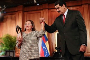 Maduro le entregó premios a los periodistas chavistas este #27Jun en Miraflores (+fotos)