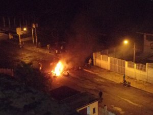 Reportan represión contra vecinos de Caricuao y Ruiz Pineda que armaban barricadas