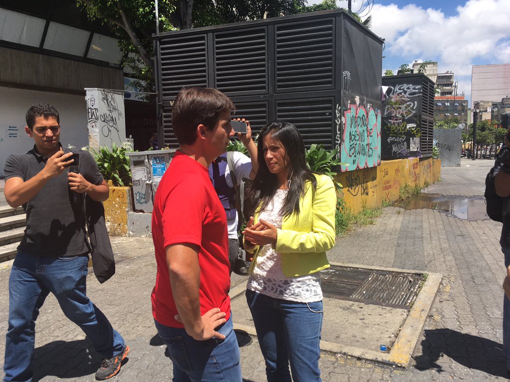 Liberan a periodistas que fueron retenidos en la estación Chacaíto