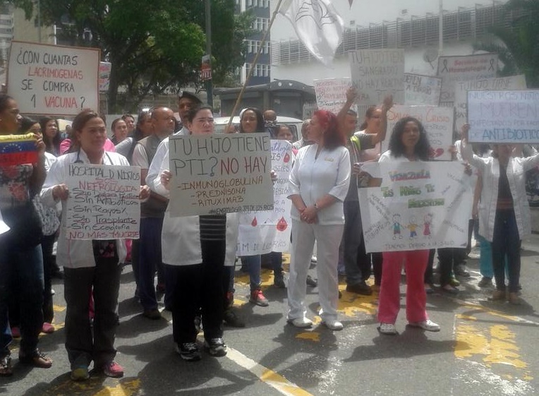 Médicos del JM de los Ríos protestan por suspensión de programas de trasplantes