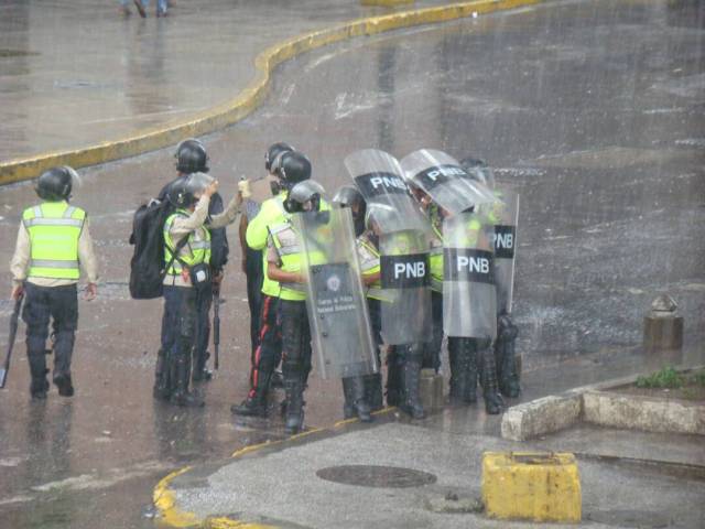 Colectivos y PNB mantienen asediados a vecinos de La Candelaria. Foto: Cortesía