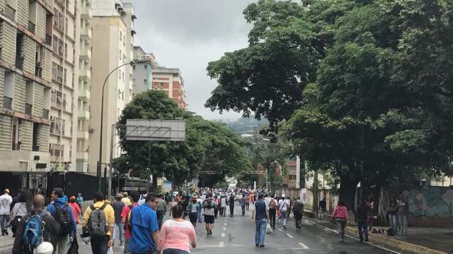 Manifestantes concentrados en la Francisco Fajardo frente a la Carlota / Foto: Andrea Gómez - La Patilla