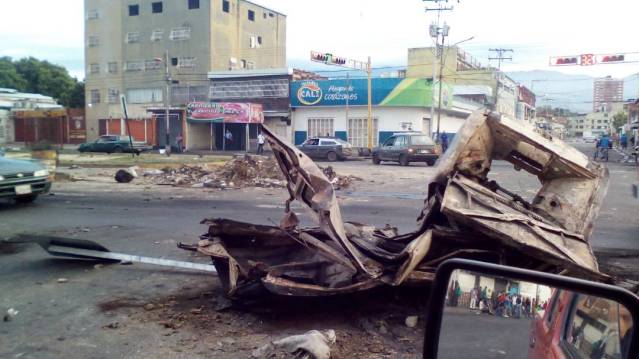 Escombros en la avenida principal de 23 de enero en Maracay / Foto: @ServicioVialFM