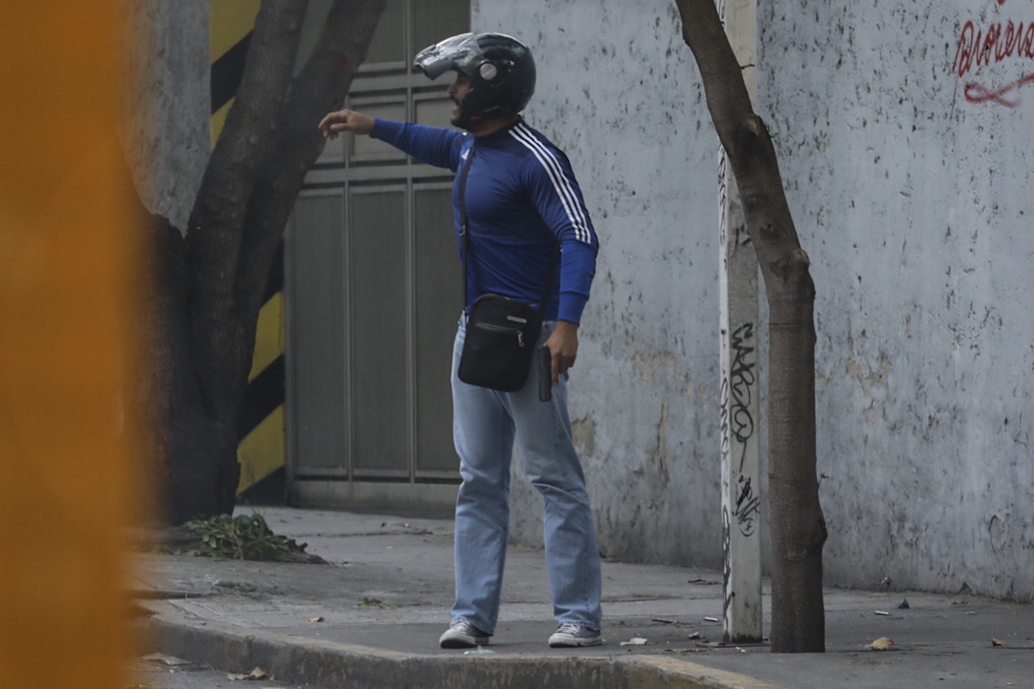 Paramilitar con arma de fuego en mano a plena luz del día en Altamira (FOTOS)