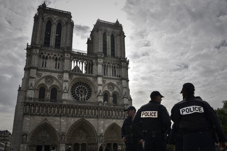 Policía hiere a un atacante frente a la Catedral Notre-Dame de París