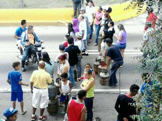 Foto: Vecinos de sector Los Eucaliptos en Caracas protestan por escasez de gas doméstico / Cortesía 