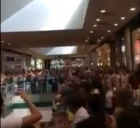 Al grito de “libertad” y entonando el Himno Nacional protestaron en el Sambil-Valencia (VIDEO)