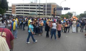 Manifestantes salen del Unicentro El Marqués rumbo a VTV #2Jun