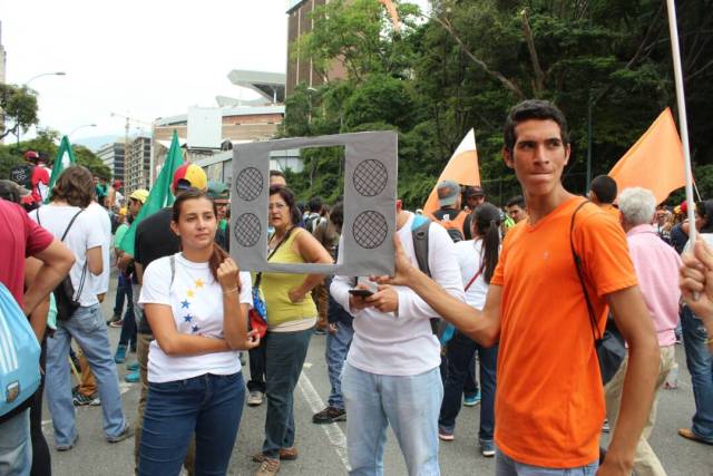 Manifestantes concentrados en el Unicentro el Marqués para movilizarse hasta VTV / Foto: Régulo Gómez - La Patilla
