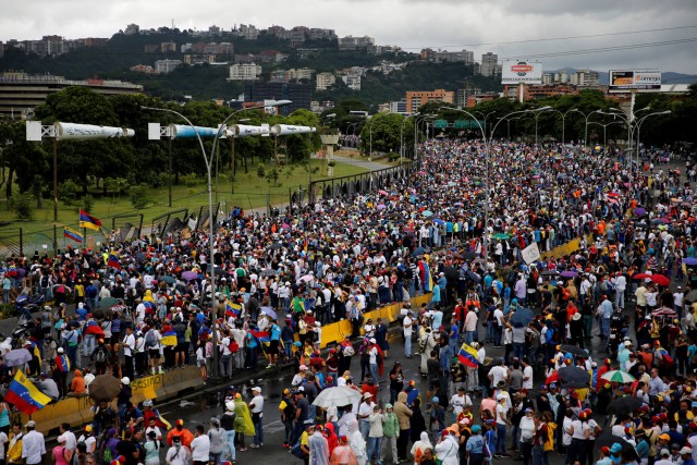 Manifestación de la oposición frente a la Base Aérea La Carlota en Caracas, Venezuela, este 24 de junio de 2017 / Reuters