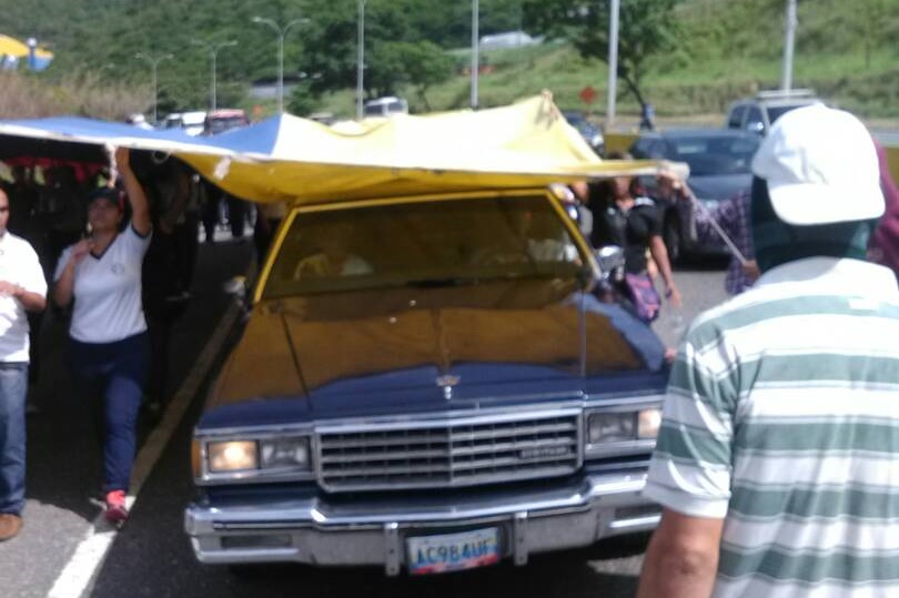 Con bandera cubren carroza fúnebre en homenaje a Neomar Lander #9Jun (Fotos)