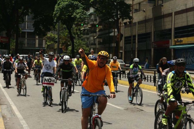 Ciclistas recorrieron Caracas para celebrando el triunfo de la Vinotinto Sub 20 y en honor a los caídos. Fotos: Will Jiménez / LaPatilla.com