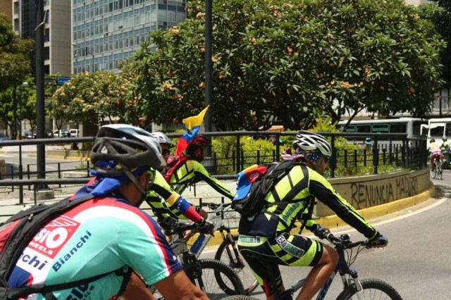 Ciclistas recorrieron Caracas para celebrando el triunfo de la Vinotinto Sub 20 y en honor a los caídos. Fotos: Will Jiménez / LaPatilla.com