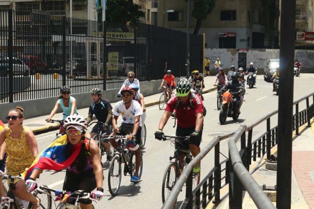 Ciclistas recorrieron Caracas para celebrando el triunfo de la Vinotinto Sub 20 y en honor a los caídos. Fotos: Will Jiménez / LaPatilla.com