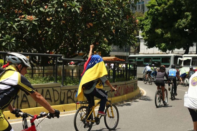 Ciclistas recorrieron Caracas para celebrando el triunfo de la Vinotinto Sub 20 y en honor a los caídos. Fotos: Will Jiménez / LaPatilla.com