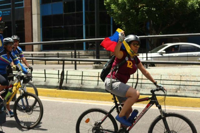 Ciclistas recorrieron Caracas para celebrando el triunfo de la Vinotinto Sub 20 y en honor a los caídos. Fotos: Will Jiménez / LaPatilla.com