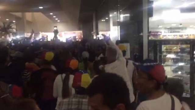 Gente resguardándose en el CCCT tras represión de este #19Jun / Foto: Cortesía 