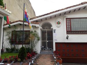 Así amanecen las embajadas de Bolivia y Ecuador en Bogotá #29Jun (Fotos + Videos)