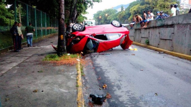 Accidente en la Francisco de Miranda, Caracas // FOTO @galindojorgemij 