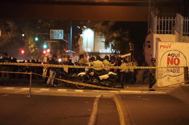 La presencia de los cuerpos de seguridad en adyacencias del TSJ se prolongó hasta latas horas de la noche. Foto: EFE