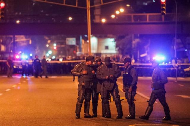 La presencia de los cuerpos de seguridad en adyacencias del TSJ se prolongó hasta latas horas de la noche. Foto: EFE