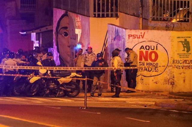 La presencia de los cuerpos de seguridad en adyacencias del TSJ se prolongó hasta latas horas de la noche. Foto: EFE