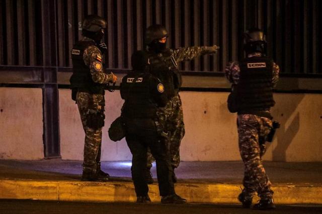 La presencia de los cuerpos de seguridad en adyacencias del TSJ se prolongó hasta latas horas de la noche. Foto: EFE