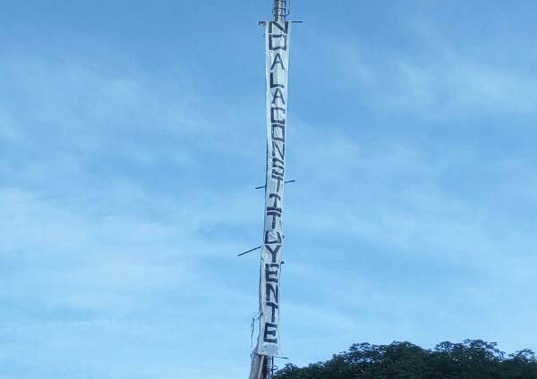 Foto: Despliegan gigantescas pancartas en varios puntos de Guanare /  Sergio Niño 