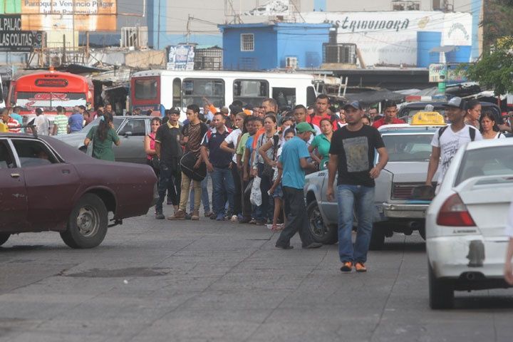 Choferes trancan en Maracaibo por escasez y altos precios de repuestos #14Jun (Video)