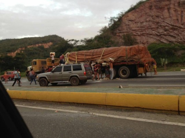 Saquean gandola en la autopista Centro Occidental // Foto @laprensalara