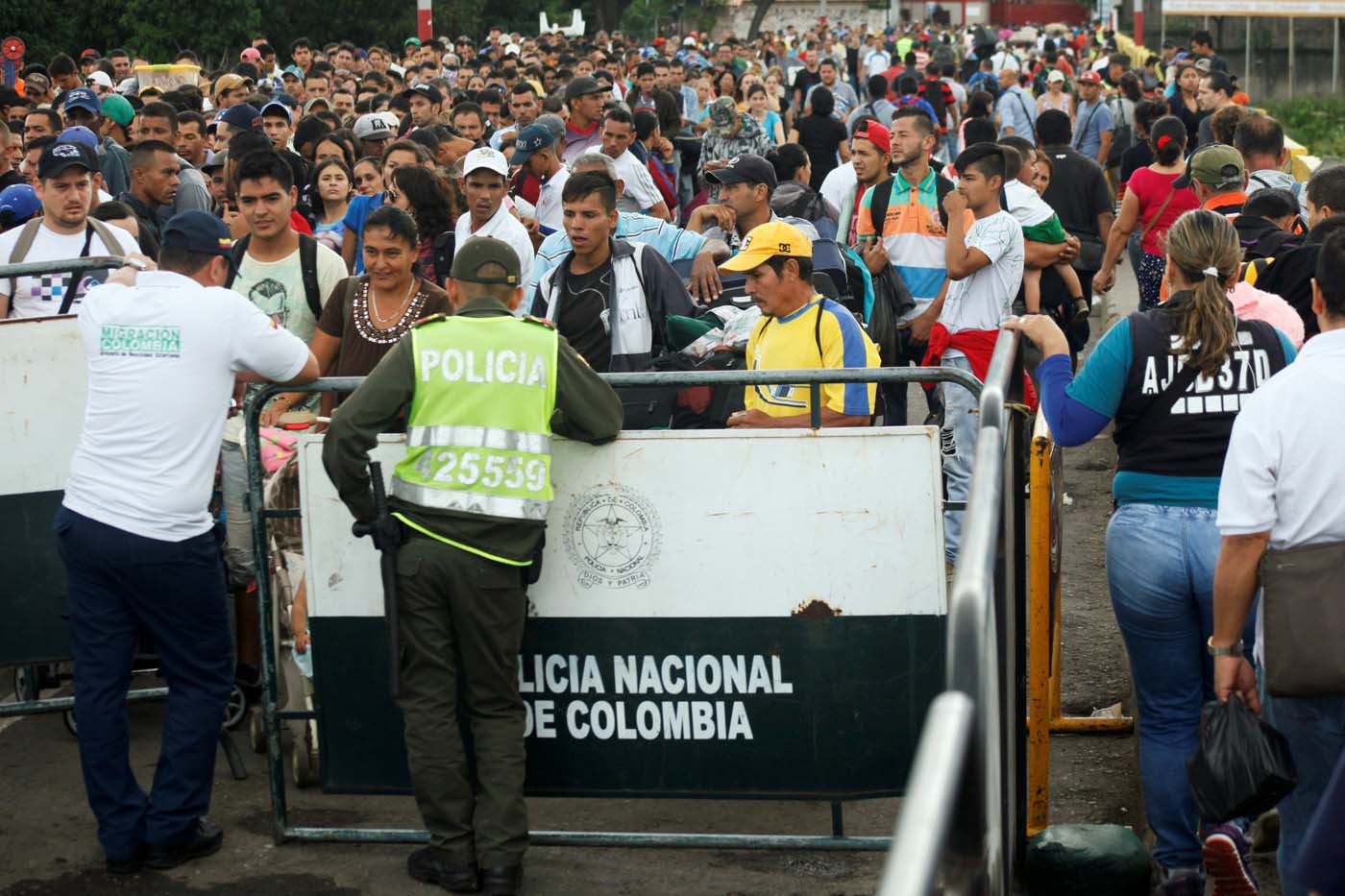 Detenidos funcionarios del Saime por cobrar 30 mil pesos para sellar pasaportes