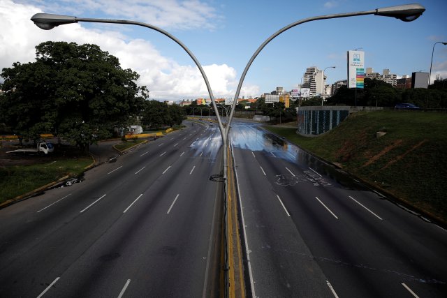 La autopista Francisco Fajardo de Caracas lució desolada durante el inicio del Paro Cívico. REUTERS/Carlos Garcia Rawlins
