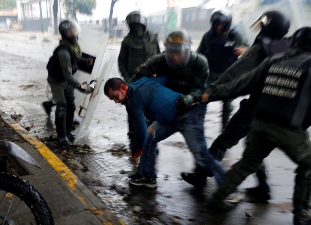 Cuerpos de seguridad reprimieron a manifestantes en Bello Campo. REUTERS/Carlos Garcia Rawlins