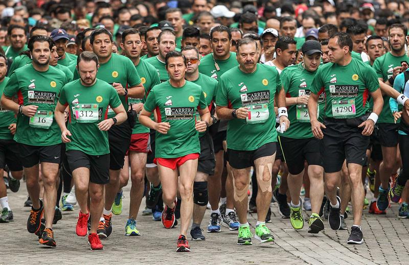 Este presidente “arrancó a correr” para destacar la importancia del deporte (+fotos)