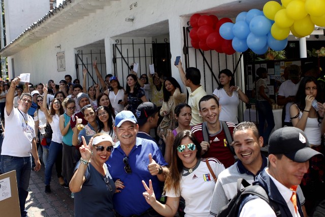 MED704. MEDELLÍN (COLOMBIA), 16/07/2017.- Un grupo de venezolanos asisten a votar para la consulta popular de la oposición contra el proceso constituyente impulsado por el presidente de Venezuela, Nicolás Maduro hoy, domingo 16 de julio de 2017, en Medellín (Colombia). Venezolanos residentes en Colombia acuden hoy de forma masiva para votar en la consulta promovida por la oposición para desactivar el proceso constituyente impulsado por el presidente de Venezuela, Nicolás Maduro. EFE/LUIS EDUARDO NORIEGA A.