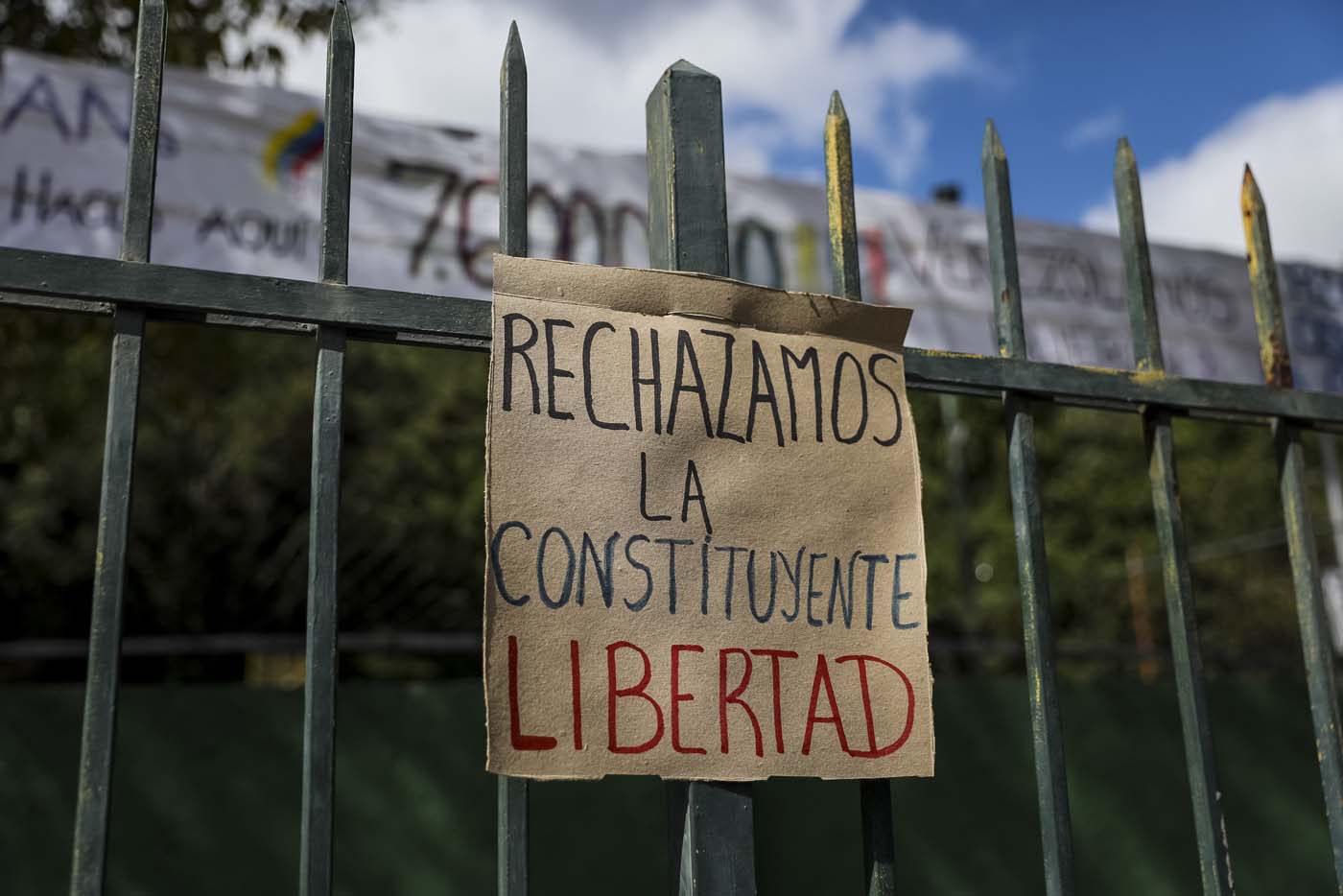 Angustiados, venezolanos aguardan huelga de 48 horas en ultimátum a Maduro