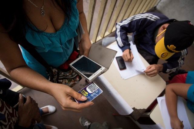 Los votantes deben registrarse con el carnet de la patria. EFE/Helena Carpio