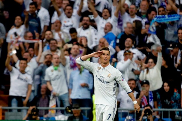 GRA295. MADRID, 02/05/2017.- El delantero portugués del Real Madrid Cristiano Ronaldo celebra el primer gol ante el Atlético de Madrid, durante el partido de ida de semifinales de la Liga de Campeones que se juega hoy en el estadio Santiago Bernabéu. EFE/JuanJo Martín