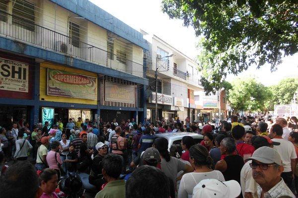 Decenas de personas esperaron a las puertas del local comercial para tratar de comprar productos regulados. (Foto/JGH) 
