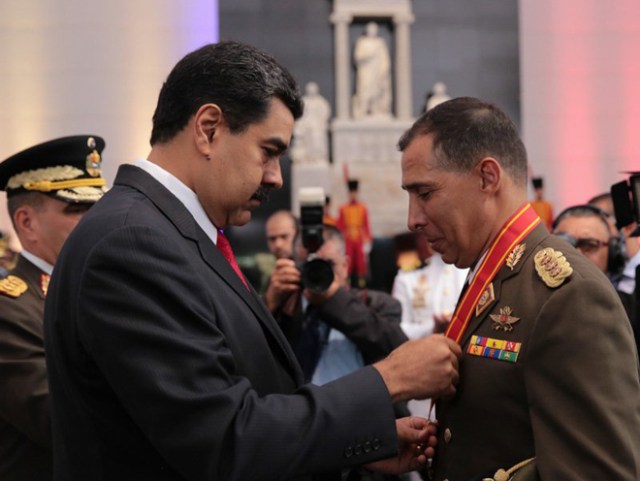 Maduro condecorando a Benavides Torres / Foto: @prensapresidencial 