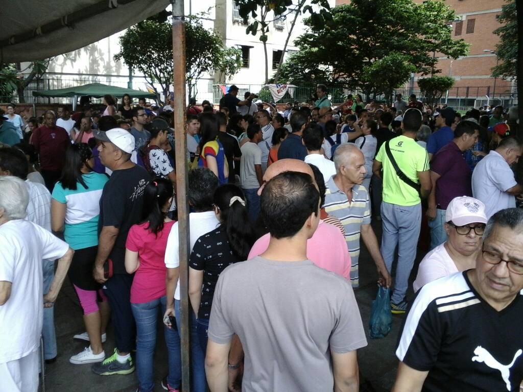Largas colas de personas en Av. San Martín de Caracas por consulta popular #16Jul