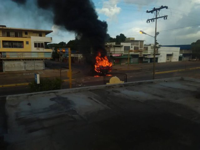 El camión que arrolló al joven fue incendiado en Ciudad Bolívar. Foto: @DeluMirabal 