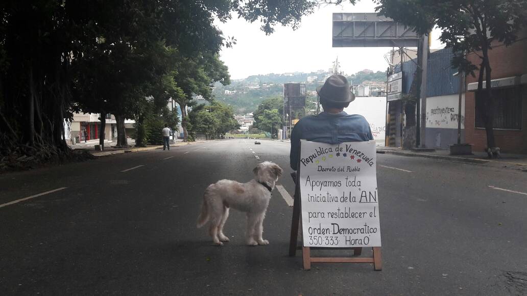 Un hombre y su mascota se plantan en la avenida Luis Roche en Altamira #ParoNacional