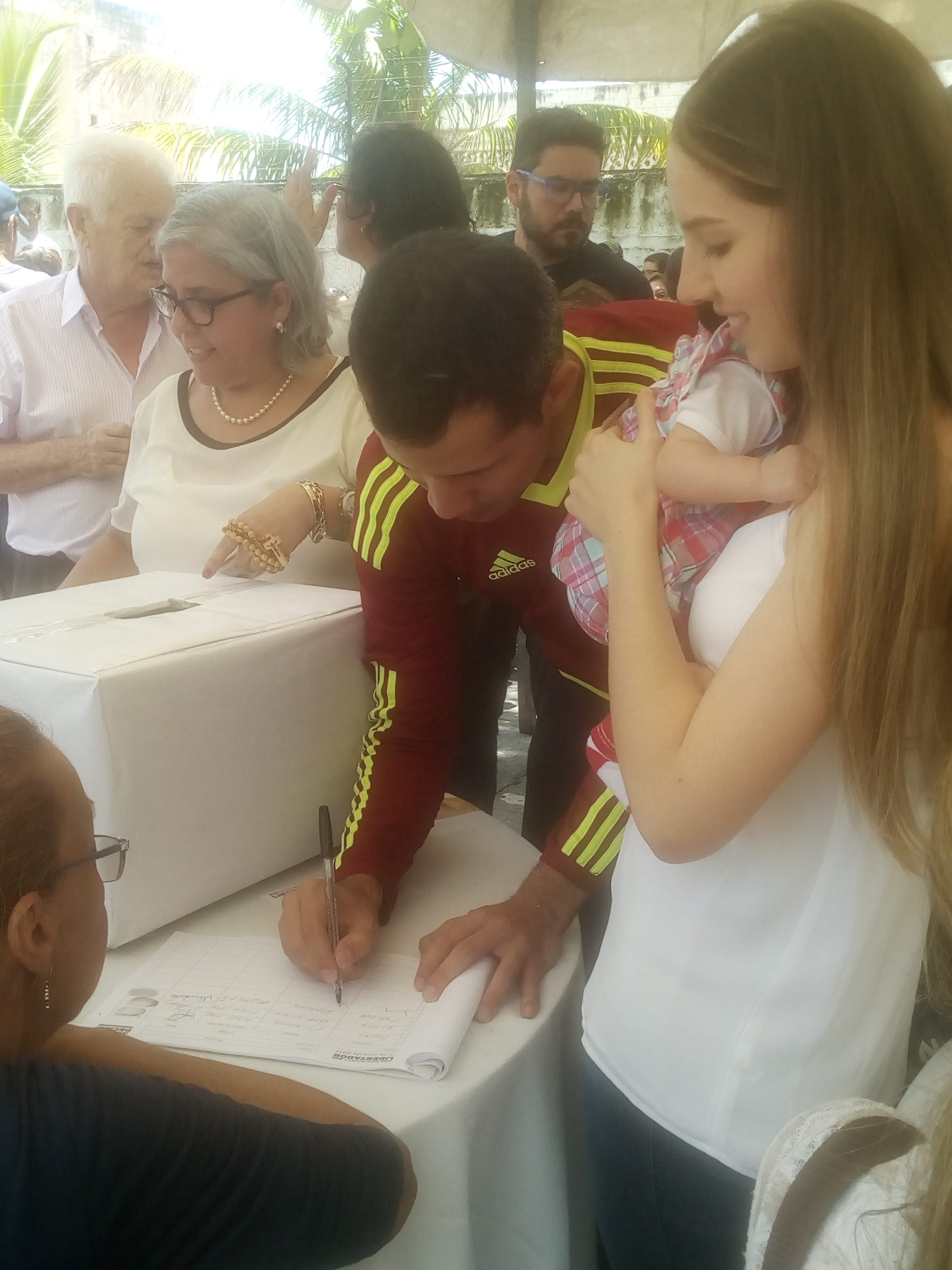 Juan Guaidó ejerció su voto desde Macuto en compañía de su esposa e hija, participando así en la gran consulta