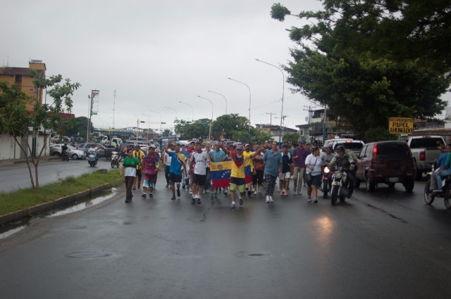 Los jovenes que caminaban desde San Cristobal hacia Caracas  (10)