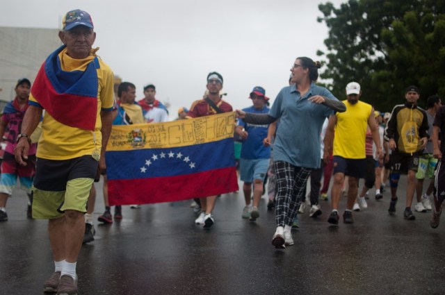 Los jovenes que caminaban desde San Cristobal hacia Caracas  (11)