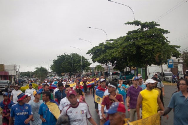 Los jovenes que caminaban desde San Cristobal hacia Caracas  (12)