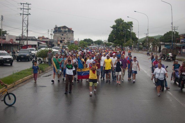 Los jovenes que caminaban desde San Cristobal hacia Caracas  (13)